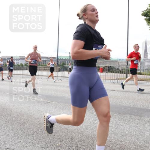 29.06.2025 - hella hamburg halbmarathon Lena Gebhardt http://msf.ph/oto/8425146 29.06.2025 10:19:16 Lombardsbrücke 1332, 1349, 1708, 1718, 1755, 2017, 2096, 2311, 2589, 2795, 2802, 2812, 2895, 2993, 2995, 3026, 3105, 3118, 3631, 4718, 4722, 4845, 5034, 5035, 5080, 5098, 5123, 5178, 5264, 5266, 5323, 5429, 5449, 6194, 6249, 6413, 6477, 6482, 6542, 6736, 6939, 7051, 7143, 7252, 8537, 8575, 8761, 8778, 8780, 9252, 9270, 9272, 9549, 9652, 9756, 9757, 9856, 10037, 10039, 10124, 10129, 10467, 10816 meine-sportfotos.de