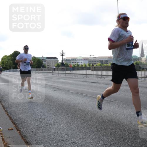 29.06.2025 - hella hamburg halbmarathon Lena Gebhardt http://msf.ph/oto/8425160 29.06.2025 09:43:41 Lombardsbrücke 18832, 9804, 1271, 2075, 2180, 2203, 2483, 3189, 3379, 6090, 7380, 8318, 8376, 9565, 9767, 9804, 10351, 10867, 11150, 13374, 13941, 14757, 15023, 15136, 15483, 15671, 17040, 17893, 18328, 18693, 18695, 18763, 18832, 18989 meine-sportfotos.de