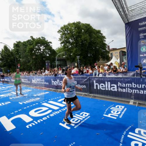 29.06.2025 - hella hamburg halbmarathon Zöllner http://msf.ph/oto/8425165 29.06.2025 10:34:23 Ziel 1002, 1080, 3005, 5550, 14784, 16417 meine-sportfotos.de