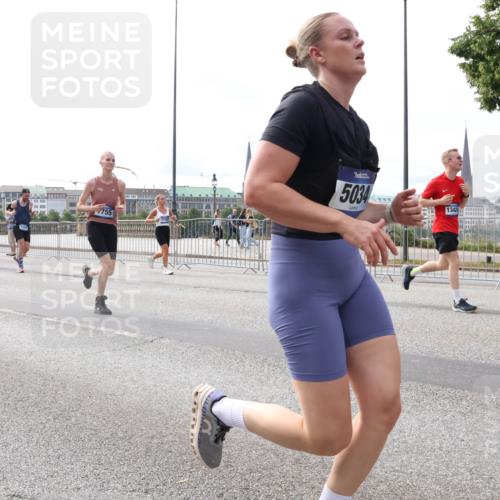 29.06.2025 - hella hamburg halbmarathon Lena Gebhardt http://msf.ph/oto/8425171 29.06.2025 10:19:16 Lombardsbrücke 195, 755, 5034, 13424, 1332, 1349, 1708, 1718, 1755, 2017, 2096, 2311, 2589, 2795, 2802, 2812, 2895, 2993, 2995, 3026, 3105, 3118, 3631, 4718, 4722, 4845, 5034, 5035, 5080, 5098, 5123, 5178, 5264, 5266, 5323, 5429, 5449, 6194, 6249, 6413, 6477, 6482, 6542, 6736, 6939, 7051, 7143, 7252, 8537, 8575, 8761, 8778, 8780, 9252, 9270, 9272, 9549, 9652, 9756, 9757, 9856, 10037, 10039, 10124, 10129, 10467, 10816 meine-sportfotos.de