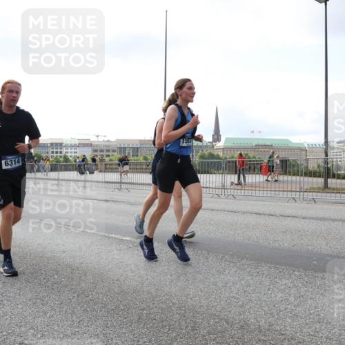 29.06.2025 - hella hamburg halbmarathon Lena Gebhardt http://msf.ph/oto/8425184 29.06.2025 10:06:25 Lombardsbrücke 6314, 533, 1245, 1448, 1766, 1842, 3062, 4169, 4542, 4666, 4868, 5431, 5807, 5951, 6014, 6314, 6664, 7138, 7741, 8051, 8290, 8316, 9361, 9560, 10214, 10297, 10736, 10781, 10886, 12371, 13042, 13054, 13475, 13481, 13863, 14369, 14607, 14987, 15113, 15145, 15229, 15377, 15462, 15537, 15766, 15772, 15858, 16441, 16687, 16933, 17059, 17239, 17746, 18042, 18575, 18577, 18652, 18768, 18828, 18857, 18910, 18913, 18966 meine-sportfotos.de