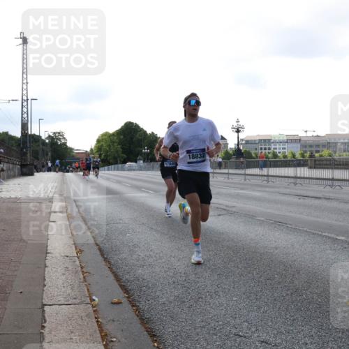 29.06.2025 - hella hamburg halbmarathon Lena Gebhardt http://msf.ph/oto/8425187 29.06.2025 09:43:42 Lombardsbrücke 17040, 18832, 1271, 2075, 2180, 2203, 2483, 3189, 3379, 6090, 7380, 8318, 8376, 9565, 9767, 9804, 10351, 10867, 11150, 13374, 13941, 14757, 15023, 15136, 15483, 15671, 17040, 17893, 18328, 18693, 18695, 18763, 18832, 18989 meine-sportfotos.de