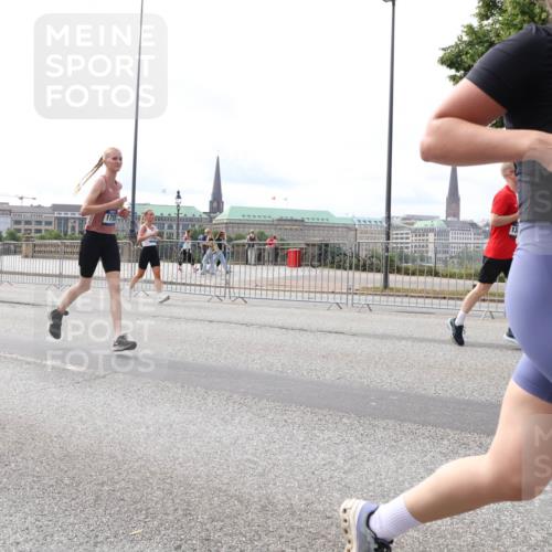 29.06.2025 - hella hamburg halbmarathon Lena Gebhardt http://msf.ph/oto/8425198 29.06.2025 10:19:16 Lombardsbrücke 1755, 13, 034, 1332, 1349, 1708, 1718, 1755, 2017, 2096, 2311, 2589, 2795, 2802, 2812, 2895, 2993, 2995, 3026, 3105, 3118, 3631, 4718, 4722, 4845, 5034, 5035, 5080, 5098, 5123, 5178, 5264, 5266, 5323, 5429, 5449, 6194, 6249, 6413, 6477, 6482, 6542, 6736, 6939, 7051, 7143, 7252, 8537, 8575, 8761, 8778, 8780, 9252, 9270, 9272, 9549, 9652, 9756, 9757, 9856, 10037, 10039, 10124, 10129, 10467, 10816 meine-sportfotos.de