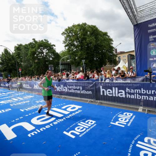 29.06.2025 - hella hamburg halbmarathon Zöllner http://msf.ph/oto/8425205 29.06.2025 10:34:24 Ziel 1002, 1080, 3005, 5550, 9686, 14784, 16417 meine-sportfotos.de