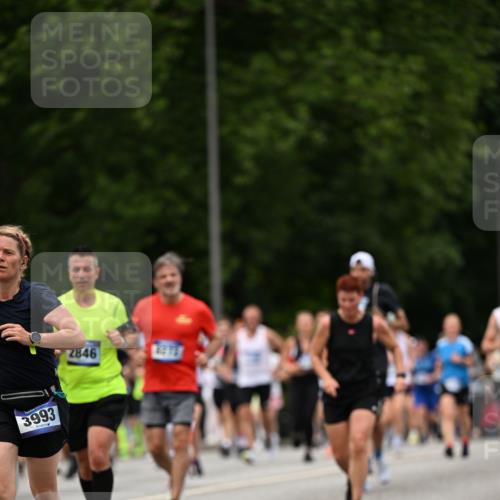 29.06.2025 - hella hamburg halbmarathon Dr. Thomas Lammeyer http://msf.ph/oto/8425211 29.06.2025 10:49:56 Kennedybrücke 1085, 1774, 2550, 2657, 2664, 2779, 2846, 2954, 3357, 3377, 3879, 3993, 4119, 4820, 5099, 5108, 5190, 5339, 5703, 5949, 6763, 7699, 7859, 7912, 8272, 8594, 9536, 10562, 10727, 11119, 11332 meine-sportfotos.de