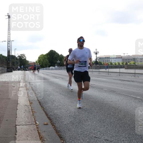 29.06.2025 - hella hamburg halbmarathon Lena Gebhardt http://msf.ph/oto/8425214 29.06.2025 09:43:42 Lombardsbrücke 18832, 17040, 1271, 2075, 2180, 2203, 2483, 3189, 3379, 6090, 7380, 8318, 8376, 9565, 9767, 9804, 10351, 10867, 11150, 13374, 13941, 14757, 15023, 15136, 15483, 15671, 17040, 17893, 18328, 18693, 18695, 18763, 18832, 18989 meine-sportfotos.de