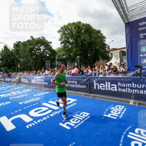 29.06.2025 - hella hamburg halbmarathon Zöllner http://msf.ph/oto/8425216 29.06.2025 10:34:25 Ziel 1002, 5550, 9686, 14784, 16417, 18099 meine-sportfotos.de