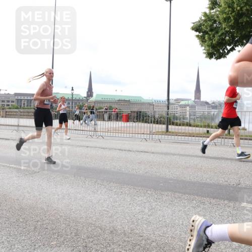 29.06.2025 - hella hamburg halbmarathon Lena Gebhardt http://msf.ph/oto/8425223 29.06.2025 10:19:17 Lombardsbrücke 1755, 1145, 1332, 1349, 1708, 1718, 1755, 2017, 2096, 2311, 2589, 2795, 2802, 2812, 2895, 2993, 2995, 3026, 3105, 3118, 3446, 3631, 4718, 4722, 4845, 4979, 5034, 5035, 5080, 5098, 5123, 5178, 5264, 5266, 5323, 5429, 5449, 5849, 6194, 6249, 6413, 6477, 6482, 6542, 6736, 6939, 7051, 7143, 7252, 8537, 8575, 8761, 8778, 8780, 9252, 9270, 9272, 9549, 9652, 9756, 9757, 9856, 10037, 10039, 10124, 10129, 10467, 10816 meine-sportfotos.de