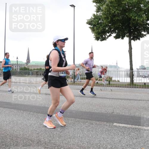 29.06.2025 - hella hamburg halbmarathon Lena Gebhardt http://msf.ph/oto/8425228 29.06.2025 10:53:31 Lombardsbrücke 1476, 1340, 1709, 1900, 1906, 1984, 2065, 2291, 2409, 2429, 3055, 3226, 4195, 4595, 4626, 4801, 5428, 5562, 5815, 5856, 5857, 6039, 6041, 6044, 6273, 6306, 6521, 6913, 6996, 7039, 7068, 7483, 7537, 7611, 7681, 7876, 7890, 8189, 8212, 8414, 8515, 8906, 9077, 9456, 9531, 9685, 9764, 9771, 9785, 10043, 10175, 10490, 10661, 12193, 12219, 12700, 13489, 13916, 13917, 14038, 16137 meine-sportfotos.de