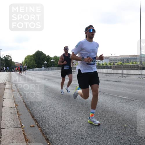 29.06.2025 - hella hamburg halbmarathon Lena Gebhardt http://msf.ph/oto/8425236 29.06.2025 09:43:42 Lombardsbrücke 17040, 1271, 2075, 2180, 2203, 2483, 3189, 3379, 6090, 7380, 8318, 8376, 9565, 9767, 9804, 10351, 10867, 11150, 13374, 13941, 14757, 15023, 15136, 15483, 15671, 17040, 17893, 18328, 18693, 18695, 18763, 18832, 18989 meine-sportfotos.de
