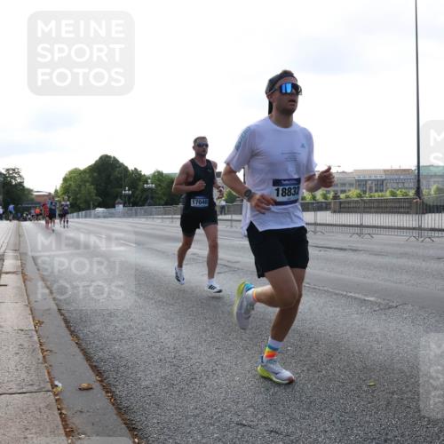29.06.2025 - hella hamburg halbmarathon Lena Gebhardt http://msf.ph/oto/8425256 29.06.2025 09:43:42 Lombardsbrücke 17040, 18832, 1271, 2075, 2180, 2203, 2483, 3189, 3379, 6090, 7380, 8318, 8376, 9565, 9767, 9804, 10351, 10867, 11150, 13374, 13941, 14757, 15023, 15136, 15483, 15671, 17040, 17893, 18328, 18693, 18695, 18763, 18832, 18989 meine-sportfotos.de