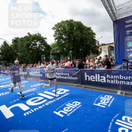 29.06.2025 - hella hamburg halbmarathon Zöllner http://msf.ph/oto/8425262 29.06.2025 10:34:28 Ziel 1002, 5550, 6305, 9686, 13618, 16417, 18099 meine-sportfotos.de