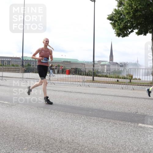 29.06.2025 - hella hamburg halbmarathon Lena Gebhardt http://msf.ph/oto/8425265 29.06.2025 10:19:17 Lombardsbrücke 1755, 134, 1145, 1332, 1349, 1708, 1718, 1755, 2017, 2096, 2311, 2589, 2795, 2802, 2812, 2895, 2993, 2995, 3026, 3105, 3118, 3446, 3631, 4718, 4722, 4845, 4979, 5034, 5035, 5080, 5098, 5123, 5178, 5264, 5266, 5323, 5429, 5449, 5849, 6194, 6249, 6413, 6477, 6482, 6542, 6736, 6939, 7051, 7143, 7252, 8537, 8575, 8761, 8778, 8780, 9252, 9270, 9272, 9549, 9652, 9756, 9757, 9856, 10037, 10039, 10124, 10129, 10467, 10816 meine-sportfotos.de