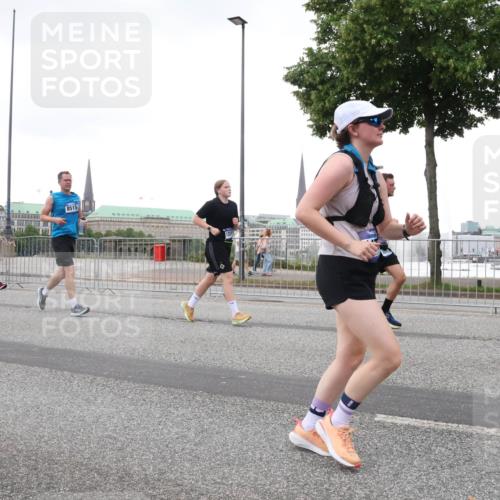 29.06.2025 - hella hamburg halbmarathon Lena Gebhardt http://msf.ph/oto/8425272 29.06.2025 10:53:31 Lombardsbrücke 8515, 13011, 1340, 1709, 1900, 1906, 1984, 2065, 2291, 2409, 2429, 3055, 3226, 4195, 4595, 4626, 4801, 5428, 5562, 5815, 5856, 5857, 6039, 6041, 6044, 6273, 6306, 6521, 6913, 6996, 7039, 7068, 7483, 7537, 7611, 7681, 7876, 7890, 8189, 8212, 8414, 8515, 8906, 9077, 9456, 9531, 9685, 9764, 9771, 9785, 10043, 10175, 10490, 10661, 12193, 12219, 12700, 13489, 13916, 13917, 14038, 16137 meine-sportfotos.de