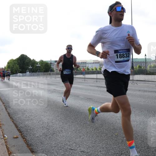 29.06.2025 - hella hamburg halbmarathon Lena Gebhardt http://msf.ph/oto/8425279 29.06.2025 09:43:42 Lombardsbrücke 17040, 18832, 1271, 2075, 2180, 2203, 2483, 3189, 3379, 6090, 7380, 8318, 8376, 9565, 9767, 9804, 10351, 10867, 11150, 13374, 13941, 14757, 15023, 15136, 15483, 15671, 17040, 17893, 18328, 18693, 18695, 18763, 18832, 18989 meine-sportfotos.de