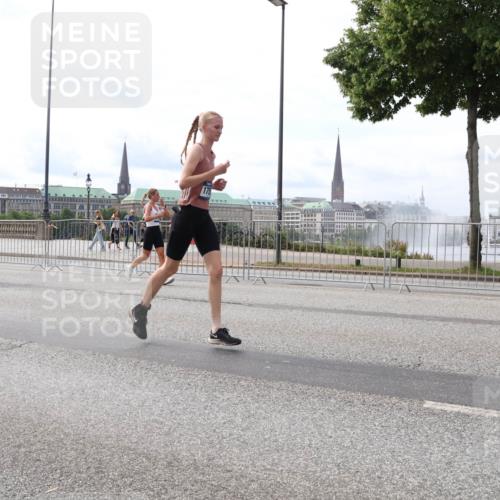 29.06.2025 - hella hamburg halbmarathon Lena Gebhardt http://msf.ph/oto/8425288 29.06.2025 10:19:17 Lombardsbrücke 1145, 1332, 1349, 1708, 1718, 1755, 2017, 2096, 2311, 2589, 2795, 2802, 2812, 2895, 2993, 2995, 3026, 3105, 3118, 3446, 3631, 4718, 4722, 4845, 4979, 5034, 5035, 5080, 5098, 5123, 5178, 5264, 5266, 5323, 5429, 5449, 5849, 6194, 6249, 6413, 6477, 6482, 6542, 6736, 6939, 7051, 7143, 7252, 8537, 8575, 8761, 8778, 8780, 9252, 9270, 9272, 9549, 9652, 9756, 9757, 9856, 10037, 10039, 10124, 10129, 10467, 10816 meine-sportfotos.de