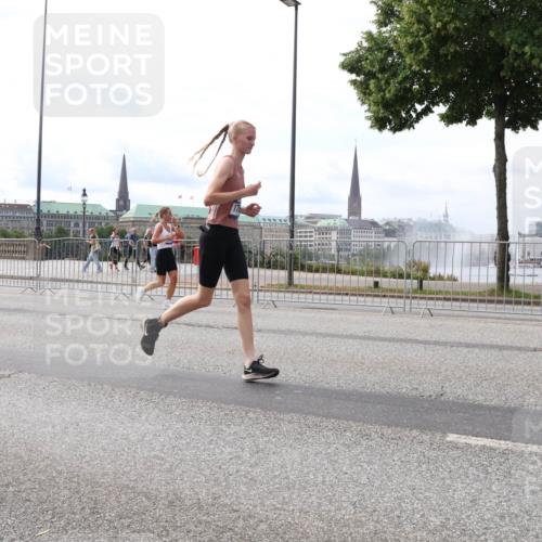 29.06.2025 - hella hamburg halbmarathon Lena Gebhardt http://msf.ph/oto/8425318 29.06.2025 10:19:17 Lombardsbrücke 17, 1145, 1332, 1349, 1708, 1718, 1755, 2017, 2096, 2311, 2589, 2795, 2802, 2812, 2895, 2993, 2995, 3026, 3105, 3118, 3446, 3631, 4718, 4722, 4845, 4979, 5034, 5035, 5080, 5098, 5123, 5178, 5264, 5266, 5323, 5429, 5449, 5849, 6194, 6249, 6413, 6477, 6482, 6542, 6736, 6939, 7051, 7143, 7252, 8537, 8575, 8761, 8778, 8780, 9252, 9270, 9272, 9549, 9652, 9756, 9757, 9856, 10037, 10039, 10124, 10129, 10467, 10816 meine-sportfotos.de