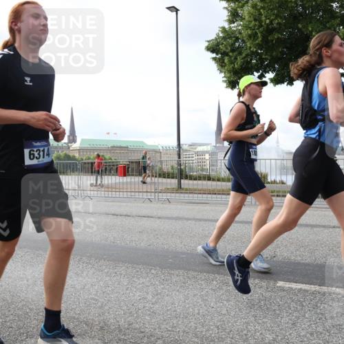 29.06.2025 - hella hamburg halbmarathon Lena Gebhardt http://msf.ph/oto/8425324 29.06.2025 10:06:26 Lombardsbrücke 6314, 1, 88, 1245, 1766, 1842, 3062, 4542, 4666, 4868, 5431, 5807, 5951, 6014, 6314, 6664, 7138, 7741, 8051, 8290, 8316, 9361, 9560, 10214, 10297, 10736, 10781, 10886, 12371, 13042, 13054, 13475, 13481, 13863, 14369, 14607, 14987, 15113, 15145, 15229, 15377, 15462, 15537, 15766, 15772, 15858, 16441, 16687, 16933, 17059, 17239, 17746, 18042, 18381, 18575, 18577, 18652, 18768, 18828, 18857, 18910, 18913, 18966 meine-sportfotos.de