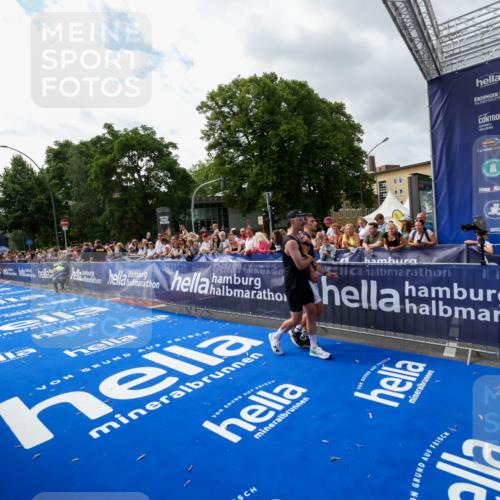 29.06.2025 - hella hamburg halbmarathon Zöllner http://msf.ph/oto/8425334 29.06.2025 10:34:34 Ziel 1644, 6305, 7534, 11230, 11661, 13618, 18099 meine-sportfotos.de