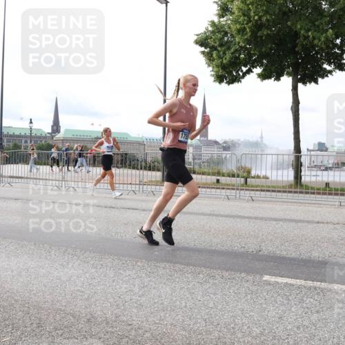 29.06.2025 - hella hamburg halbmarathon Lena Gebhardt http://msf.ph/oto/8425343 29.06.2025 10:19:17 Lombardsbrücke 19081, 1145, 1332, 1349, 1708, 1718, 1755, 2017, 2096, 2311, 2589, 2795, 2802, 2812, 2895, 2993, 2995, 3026, 3105, 3118, 3446, 3631, 4718, 4722, 4845, 4979, 5034, 5035, 5080, 5098, 5123, 5178, 5264, 5266, 5323, 5429, 5449, 5849, 6194, 6249, 6413, 6477, 6482, 6542, 6736, 6939, 7051, 7143, 7252, 8537, 8575, 8761, 8778, 8780, 9252, 9270, 9272, 9549, 9652, 9756, 9757, 9856, 10037, 10039, 10124, 10129, 10467, 10816 meine-sportfotos.de