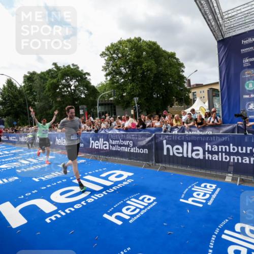 29.06.2025 - hella hamburg halbmarathon Zöllner http://msf.ph/oto/8425352 29.06.2025 10:34:40 Ziel 16148, 6169, 6878, 8395, 11230, 11661, 14289, 15887, 16148, 18026 meine-sportfotos.de