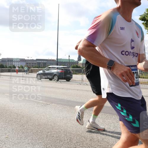 29.06.2025 - hella hamburg halbmarathon Lena Gebhardt http://msf.ph/oto/8425354 29.06.2025 09:52:31 Lombardsbrücke 1057, 1139, 1169, 1176, 1220, 1415, 1468, 1512, 1604, 1613, 1631, 1763, 2189, 3109, 3124, 3305, 3618, 3852, 4080, 4497, 4565, 4871, 4915, 5007, 5011, 5231, 5336, 5477, 5690, 6373, 6550, 6711, 7067, 7191, 7432, 7451, 7710, 7843, 7865, 7961, 8564, 8852, 9348, 9444, 9547, 9659, 10493, 10741, 10796, 11062, 11495, 11679, 11779, 11821, 12046, 12438, 12772, 13403, 13614, 13728, 14257 meine-sportfotos.de