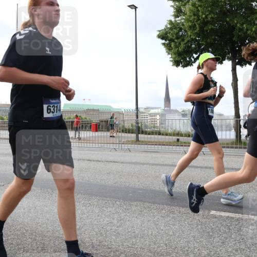 29.06.2025 - hella hamburg halbmarathon Lena Gebhardt http://msf.ph/oto/8425355 29.06.2025 10:06:26 Lombardsbrücke 6314, 188, 1245, 1766, 1842, 3062, 4542, 4666, 4868, 5431, 5807, 5951, 6014, 6314, 6664, 7138, 7741, 8051, 8290, 8316, 9361, 9560, 10214, 10297, 10736, 10781, 10886, 12371, 13042, 13054, 13475, 13481, 13863, 14369, 14607, 14987, 15113, 15145, 15229, 15377, 15462, 15537, 15766, 15772, 15858, 16441, 16687, 16933, 17059, 17239, 17746, 18042, 18381, 18575, 18577, 18652, 18768, 18828, 18857, 18910, 18913, 18966 meine-sportfotos.de
