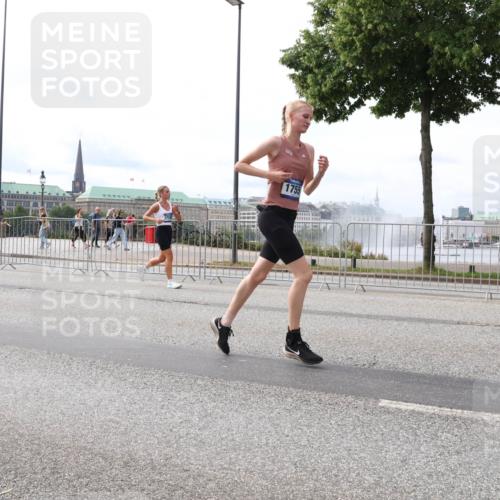 29.06.2025 - hella hamburg halbmarathon Lena Gebhardt http://msf.ph/oto/8425363 29.06.2025 10:19:18 Lombardsbrücke 1755, 1145, 1332, 1349, 1708, 1718, 1755, 2017, 2096, 2311, 2589, 2795, 2802, 2812, 2895, 2993, 2995, 3026, 3105, 3118, 3446, 3631, 4718, 4722, 4845, 4979, 5034, 5035, 5080, 5098, 5123, 5178, 5266, 5323, 5429, 5449, 5849, 6194, 6249, 6413, 6477, 6482, 6542, 6736, 6939, 7051, 7143, 7252, 8537, 8575, 8761, 8778, 8780, 9252, 9270, 9272, 9549, 9652, 9756, 9757, 9856, 10037, 10039, 10124, 10129, 10467, 10816 meine-sportfotos.de
