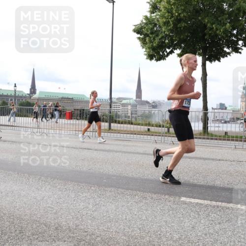 29.06.2025 - hella hamburg halbmarathon Lena Gebhardt http://msf.ph/oto/8425385 29.06.2025 10:19:18 Lombardsbrücke 1755, 1145, 1332, 1349, 1708, 1718, 1755, 2017, 2096, 2311, 2589, 2795, 2802, 2812, 2895, 2993, 2995, 3026, 3105, 3118, 3446, 3631, 4718, 4722, 4845, 4979, 5034, 5035, 5080, 5098, 5123, 5178, 5266, 5323, 5429, 5449, 5849, 6194, 6249, 6413, 6477, 6482, 6542, 6736, 6939, 7051, 7143, 7252, 8537, 8575, 8761, 8778, 8780, 9252, 9270, 9272, 9549, 9652, 9756, 9757, 9856, 10037, 10039, 10124, 10129, 10467, 10816 meine-sportfotos.de