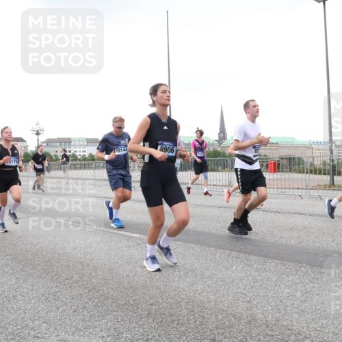 29.06.2025 - hella hamburg halbmarathon Lena Gebhardt http://msf.ph/oto/8425392 29.06.2025 10:53:32 Lombardsbrücke 18144, 0175, 8906, 6521, 1340, 1709, 1753, 1900, 1906, 1984, 2065, 2409, 2429, 3055, 3226, 4195, 4595, 4626, 4801, 5428, 5562, 5815, 5856, 5857, 6039, 6041, 6044, 6273, 6306, 6913, 6996, 7039, 7068, 7483, 7537, 7611, 7876, 7890, 8189, 8212, 8414, 8515, 8906, 9077, 9456, 9531, 9685, 9764, 9771, 9785, 10043, 10175, 10490, 10661, 12193, 12219, 12700, 13489, 13916, 13917, 14038, 16137 meine-sportfotos.de