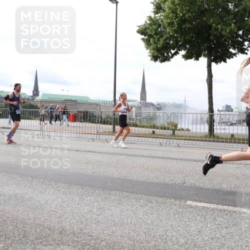 29.06.2025 - hella hamburg halbmarathon Lena Gebhardt http://msf.ph/oto/8425412 29.06.2025 10:19:18 Lombardsbrücke 18568, 1145, 1332, 1349, 1708, 1718, 1755, 2017, 2096, 2311, 2589, 2795, 2802, 2812, 2895, 2993, 2995, 3026, 3105, 3118, 3446, 3631, 4718, 4722, 4845, 4979, 5034, 5035, 5080, 5098, 5123, 5178, 5266, 5323, 5429, 5449, 5849, 6194, 6249, 6413, 6477, 6482, 6542, 6736, 6939, 7051, 7143, 7252, 8537, 8575, 8761, 8778, 8780, 9252, 9270, 9272, 9549, 9652, 9756, 9757, 9856, 10037, 10039, 10124, 10129, 10467, 10816 meine-sportfotos.de