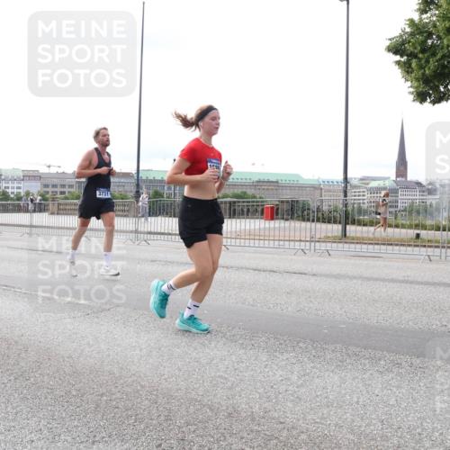 29.06.2025 - hella hamburg halbmarathon Lena Gebhardt http://msf.ph/oto/8425420 29.06.2025 10:28:46 Lombardsbrücke 3731, 150, 1518, 1557, 1869, 3717, 4161, 4362, 4700, 4834, 4982, 5167, 5249, 5250, 5718, 5903, 5939, 6102, 6418, 7169, 7667, 7980, 8327, 8560, 9642, 9716, 9855, 10068, 10434, 12442, 13045, 13296, 13400, 14205, 15143, 15256, 15452, 15453, 16125, 16643, 18293, 18604, 19180 meine-sportfotos.de