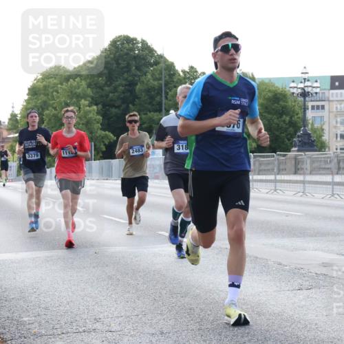 29.06.2025 - hella hamburg halbmarathon Lena Gebhardt http://msf.ph/oto/8425434 29.06.2025 09:43:47 Lombardsbrücke 3379, 2483, 318, 76, 1271, 1953, 2075, 2180, 2203, 2483, 3189, 3379, 6090, 7380, 8318, 8376, 9804, 10351, 11150, 13374, 13383, 13941, 15023, 15136, 17040, 17893, 18763, 18832 meine-sportfotos.de
