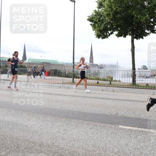 29.06.2025 - hella hamburg halbmarathon Lena Gebhardt http://msf.ph/oto/8425446 29.06.2025 10:19:18 Lombardsbrücke 18568, 1145, 1332, 1349, 1708, 1718, 1755, 2017, 2096, 2311, 2589, 2795, 2802, 2812, 2895, 2993, 2995, 3026, 3105, 3118, 3446, 3631, 4718, 4722, 4845, 4979, 5034, 5035, 5080, 5098, 5123, 5178, 5266, 5323, 5429, 5449, 5849, 6194, 6249, 6413, 6477, 6482, 6542, 6736, 6939, 7051, 7143, 7252, 8537, 8575, 8761, 8778, 8780, 9252, 9270, 9272, 9549, 9652, 9756, 9757, 9856, 10037, 10039, 10124, 10129, 10467, 10816 meine-sportfotos.de