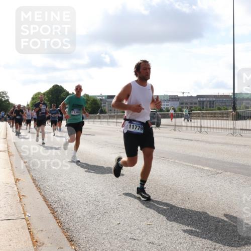 29.06.2025 - hella hamburg halbmarathon Lena Gebhardt http://msf.ph/oto/8425448 29.06.2025 09:52:32 Lombardsbrücke 12365, 11779, 08888, 1057, 1070, 1139, 1163, 1169, 1176, 1220, 1415, 1468, 1512, 1604, 1613, 1631, 1763, 2189, 3109, 3124, 3305, 3618, 3852, 4080, 4497, 4565, 4871, 4915, 5007, 5011, 5231, 5336, 5477, 5690, 6373, 6550, 6711, 7067, 7191, 7432, 7451, 7710, 7843, 7865, 7961, 8564, 8852, 9348, 9444, 9547, 9659, 10493, 10741, 10796, 11062, 11495, 11679, 11779, 11821, 12046, 12772, 13403, 13614, 13728, 14257 meine-sportfotos.de