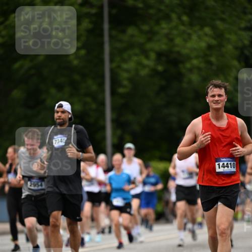 29.06.2025 - hella hamburg halbmarathon Dr. Thomas Lammeyer http://msf.ph/oto/8425467 29.06.2025 10:50:01 Kennedybrücke 1060, 1085, 1465, 2550, 2657, 2664, 2779, 2846, 2954, 2965, 3357, 3377, 3879, 3993, 4119, 4820, 5108, 5190, 5339, 5703, 5914, 6393, 6763, 6980, 7699, 7859, 7912, 8272, 8594, 9536, 10562, 10727, 11119, 11332 meine-sportfotos.de