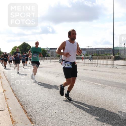 29.06.2025 - hella hamburg halbmarathon Lena Gebhardt http://msf.ph/oto/8425469 29.06.2025 09:52:32 Lombardsbrücke 12365, 11779, 1057, 1070, 1139, 1163, 1169, 1176, 1220, 1415, 1468, 1512, 1604, 1613, 1631, 1763, 2189, 3109, 3124, 3305, 3618, 3852, 4080, 4497, 4565, 4871, 4915, 5007, 5011, 5231, 5336, 5477, 5690, 6373, 6550, 6711, 7067, 7191, 7432, 7451, 7710, 7843, 7865, 7961, 8564, 8852, 9348, 9444, 9547, 9659, 10493, 10741, 10796, 11062, 11495, 11679, 11779, 11821, 12046, 12772, 13403, 13614, 13728, 14257 meine-sportfotos.de