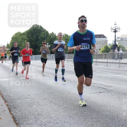 29.06.2025 - hella hamburg halbmarathon Lena Gebhardt http://msf.ph/oto/8425471 29.06.2025 09:43:48 Lombardsbrücke 2483, 3379, 150, 3189, 3376, 1271, 1953, 2075, 2180, 2203, 2483, 3189, 3379, 5308, 6090, 7380, 8318, 8376, 9804, 10222, 10351, 11150, 13383, 13941, 15023, 15136, 17040, 17893, 18763, 18832 meine-sportfotos.de