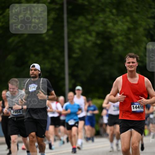 29.06.2025 - hella hamburg halbmarathon Dr. Thomas Lammeyer http://msf.ph/oto/8425478 29.06.2025 10:50:01 Kennedybrücke 1060, 1085, 1465, 2550, 2657, 2664, 2779, 2846, 2954, 2965, 3357, 3377, 3879, 3993, 4119, 4820, 5108, 5190, 5339, 5703, 5914, 6393, 6763, 6980, 7699, 7859, 7912, 8272, 8594, 9536, 10562, 10727, 11119, 11332 meine-sportfotos.de