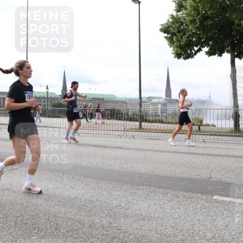 29.06.2025 - hella hamburg halbmarathon Lena Gebhardt http://msf.ph/oto/8425479 29.06.2025 10:19:18 Lombardsbrücke 18002, 2311, 1856, 1145, 1332, 1349, 1708, 1718, 1755, 2017, 2096, 2311, 2589, 2795, 2802, 2812, 2895, 2993, 2995, 3026, 3105, 3118, 3446, 3631, 4718, 4722, 4845, 4979, 5034, 5035, 5080, 5098, 5123, 5178, 5266, 5323, 5429, 5449, 5849, 6194, 6249, 6413, 6477, 6482, 6542, 6736, 6939, 7051, 7143, 7252, 8537, 8575, 8761, 8778, 8780, 9252, 9270, 9272, 9549, 9652, 9756, 9757, 9856, 10037, 10039, 10124, 10129, 10467, 10816 meine-sportfotos.de