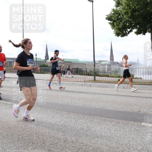 29.06.2025 - hella hamburg halbmarathon Lena Gebhardt http://msf.ph/oto/8425512 29.06.2025 10:19:19 Lombardsbrücke 18002, 1856, 1145, 1332, 1349, 1534, 1708, 1718, 1755, 2017, 2096, 2311, 2589, 2795, 2802, 2812, 2895, 2993, 2995, 3026, 3105, 3118, 3446, 3631, 4718, 4722, 4845, 4979, 5034, 5035, 5080, 5098, 5123, 5178, 5323, 5429, 5449, 5849, 6194, 6249, 6413, 6444, 6477, 6482, 6542, 6736, 6939, 7143, 7252, 8537, 8575, 8761, 8778, 8780, 9252, 9270, 9272, 9549, 9652, 9756, 9757, 9856, 10037, 10039, 10124, 10129, 10467, 10540, 10816 meine-sportfotos.de