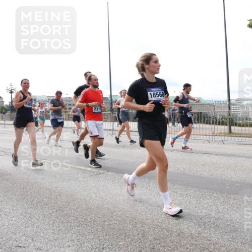 29.06.2025 - hella hamburg halbmarathon Lena Gebhardt http://msf.ph/oto/8425540 29.06.2025 10:19:19 Lombardsbrücke 16142, 5080, 17721, 2311, 18568, 1145, 1332, 1349, 1534, 1708, 1718, 1755, 2017, 2096, 2311, 2589, 2795, 2802, 2812, 2895, 2993, 2995, 3026, 3105, 3118, 3446, 3631, 4718, 4722, 4845, 4979, 5034, 5035, 5080, 5098, 5123, 5178, 5323, 5429, 5449, 5849, 6194, 6249, 6413, 6444, 6477, 6482, 6542, 6736, 6939, 7143, 7252, 8537, 8575, 8761, 8778, 8780, 9252, 9270, 9272, 9549, 9652, 9756, 9757, 9856, 10037, 10039, 10124, 10129, 10467, 10540, 10816 meine-sportfotos.de