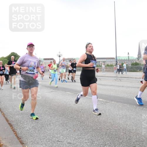 29.06.2025 - hella hamburg halbmarathon Lena Gebhardt http://msf.ph/oto/8425552 29.06.2025 10:53:33 Lombardsbrücke 12082, 10043, 1900, 175, 114, 1340, 1709, 1753, 1900, 1906, 1984, 2065, 2079, 2409, 2429, 3055, 3226, 4195, 4595, 4626, 4801, 5428, 5430, 5562, 5815, 5856, 5857, 6039, 6041, 6044, 6273, 6306, 6913, 6996, 7039, 7068, 7483, 7537, 7611, 7876, 7890, 8189, 8212, 8414, 8515, 8906, 9077, 9456, 9531, 9685, 9764, 9771, 9785, 10043, 10175, 10490, 10661, 12193, 12219, 12700, 13489, 13916, 13917, 14038, 16137 meine-sportfotos.de