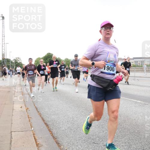 29.06.2025 - hella hamburg halbmarathon Lena Gebhardt http://msf.ph/oto/8425636 29.06.2025 10:53:34 Lombardsbrücke 12082, 10043, 9764, 72, 1900, 1340, 1709, 1753, 1900, 1906, 1984, 2065, 2079, 2409, 2429, 3055, 3226, 4195, 4595, 4626, 4801, 5428, 5430, 5562, 5815, 5856, 5857, 6039, 6041, 6044, 6273, 6306, 6913, 6996, 7039, 7068, 7483, 7537, 7611, 7876, 7890, 8189, 8212, 8414, 8515, 8906, 9077, 9456, 9531, 9685, 9764, 9771, 9785, 10043, 10175, 10490, 10661, 12193, 12219, 12700, 13489, 13916, 13917, 14038, 16137 meine-sportfotos.de