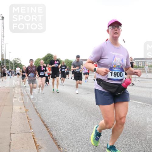 29.06.2025 - hella hamburg halbmarathon Lena Gebhardt http://msf.ph/oto/8425659 29.06.2025 10:53:34 Lombardsbrücke 12082, 764, 1906, 1723, 1900, 1340, 1709, 1753, 1900, 1906, 1984, 2065, 2079, 2409, 2429, 3055, 3226, 4195, 4595, 4626, 4801, 5428, 5430, 5562, 5815, 5856, 5857, 6039, 6041, 6044, 6273, 6306, 6913, 6996, 7039, 7068, 7483, 7537, 7611, 7876, 7890, 8189, 8212, 8414, 8515, 8906, 9077, 9456, 9531, 9685, 9764, 9771, 9785, 10043, 10175, 10490, 10661, 12193, 12219, 12700, 13489, 13916, 13917, 14038, 16137 meine-sportfotos.de