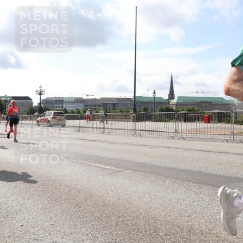 29.06.2025 - hella hamburg halbmarathon Lena Gebhardt http://msf.ph/oto/8425664 29.06.2025 09:52:33 Lombardsbrücke 14703, 3403, 1057, 1070, 1139, 1163, 1169, 1176, 1220, 1415, 1468, 1512, 1604, 1613, 1631, 1763, 2189, 3109, 3124, 3305, 3618, 3852, 4080, 4277, 4497, 4565, 4691, 4871, 4915, 4933, 5007, 5011, 5336, 5477, 5690, 6373, 6550, 6711, 7067, 7191, 7325, 7432, 7451, 7599, 7710, 7843, 7865, 7961, 8564, 8852, 9348, 9444, 9547, 9659, 10493, 10741, 10796, 11062, 11495, 11679, 11779, 11821, 12046, 12772, 13403, 13614, 13728, 14257 meine-sportfotos.de