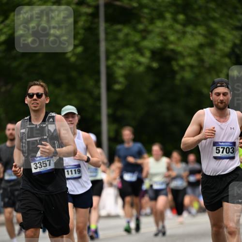 29.06.2025 - hella hamburg halbmarathon Dr. Thomas Lammeyer http://msf.ph/oto/8425692 29.06.2025 10:50:07 Kennedybrücke 1060, 1085, 1465, 1854, 2217, 2657, 2664, 2846, 2954, 2965, 3357, 3377, 3879, 3993, 4099, 4102, 4119, 4820, 5108, 5190, 5339, 5703, 5914, 6393, 6763, 6788, 6980, 7699, 7983, 8272, 8594, 9536, 10562, 11119, 11332 meine-sportfotos.de