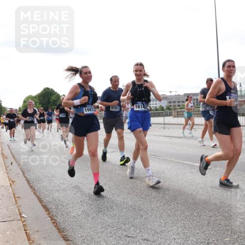 29.06.2025 - hella hamburg halbmarathon Lena Gebhardt http://msf.ph/oto/8425701 29.06.2025 10:19:20 Lombardsbrücke 542, 15780, 1663, 8761, 1614, 1145, 1332, 1349, 1534, 1708, 1718, 1755, 2017, 2096, 2311, 2589, 2795, 2802, 2812, 2895, 2993, 2995, 3026, 3105, 3118, 3446, 3631, 4718, 4722, 4845, 4979, 5034, 5035, 5080, 5098, 5123, 5178, 5323, 5429, 5449, 5849, 6194, 6249, 6413, 6444, 6477, 6482, 6542, 6736, 6939, 7143, 7252, 8537, 8575, 8761, 8778, 8780, 9252, 9270, 9272, 9652, 9756, 9757, 9856, 10037, 10039, 10124, 10129, 10540, 10816 meine-sportfotos.de