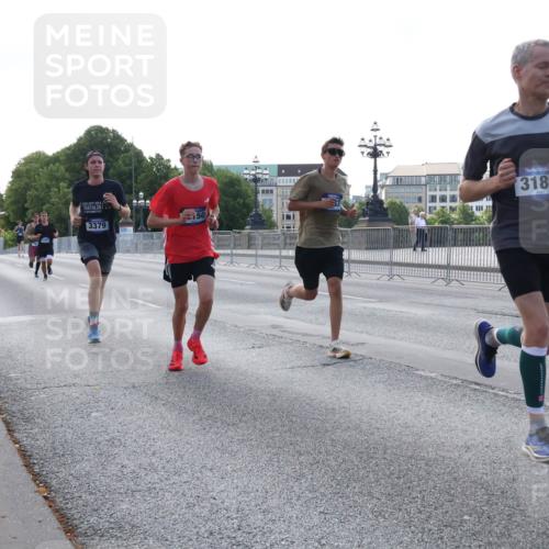 29.06.2025 - hella hamburg halbmarathon Lena Gebhardt http://msf.ph/oto/8425722 29.06.2025 09:43:50 Lombardsbrücke 3379, 50, 3189, 1953, 2075, 2180, 2203, 2483, 3189, 3379, 5308, 6090, 7380, 8318, 8376, 9804, 10222, 10351, 11150, 13383, 13606, 13941, 15023, 15136, 17040, 17893, 18763, 18832 meine-sportfotos.de