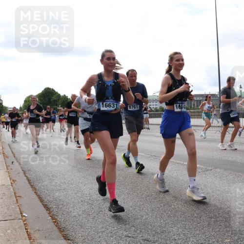 29.06.2025 - hella hamburg halbmarathon Lena Gebhardt http://msf.ph/oto/8425768 29.06.2025 10:19:20 Lombardsbrücke 15780, 925, 16631, 8761, 18002, 18151, 5080, 1145, 1332, 1349, 1534, 1708, 1718, 1755, 2017, 2096, 2311, 2589, 2795, 2802, 2812, 2895, 2993, 2995, 3026, 3105, 3118, 3446, 3631, 4718, 4722, 4845, 4979, 5034, 5035, 5080, 5098, 5123, 5178, 5323, 5429, 5449, 5849, 6194, 6249, 6413, 6444, 6477, 6482, 6542, 6736, 6939, 7143, 7252, 8537, 8575, 8761, 8778, 8780, 9252, 9270, 9272, 9652, 9756, 9757, 9856, 10037, 10039, 10124, 10129, 10540, 10816 meine-sportfotos.de